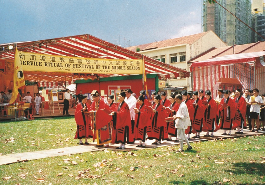 蓬瀛仙館經懺團應新加坡道教協會邀請協助啟建中元法會，2002年攝。