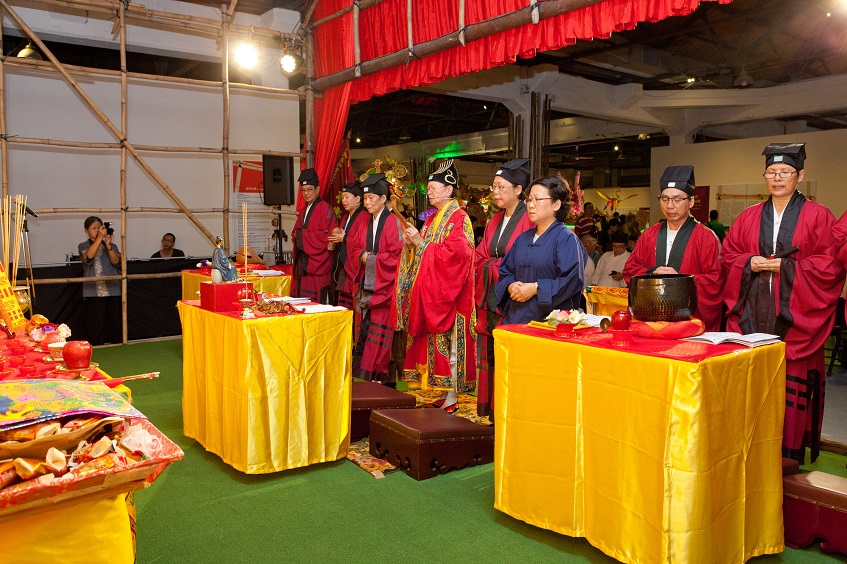 蓬瀛仙館經懺團於台北香港周展覽演示《清微禮斗科》，2014年攝。